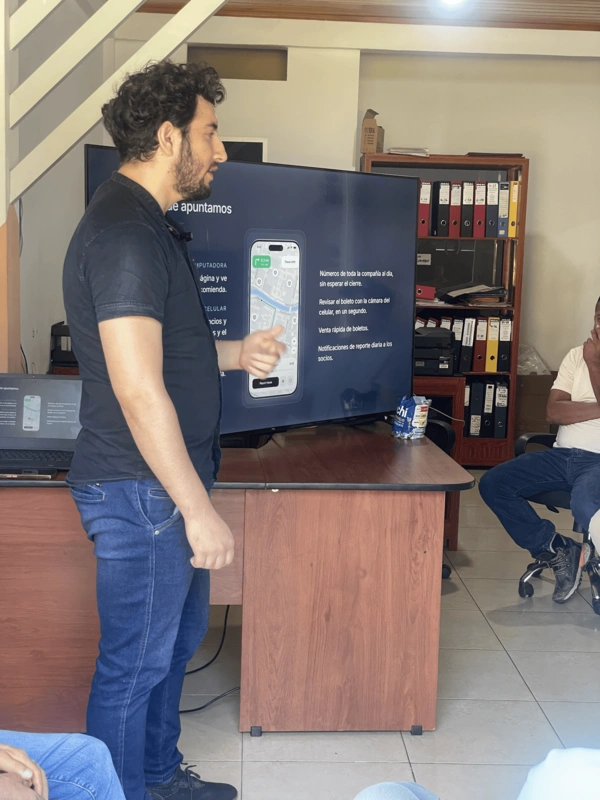 Comunicación con los socios de la compañía de transporte