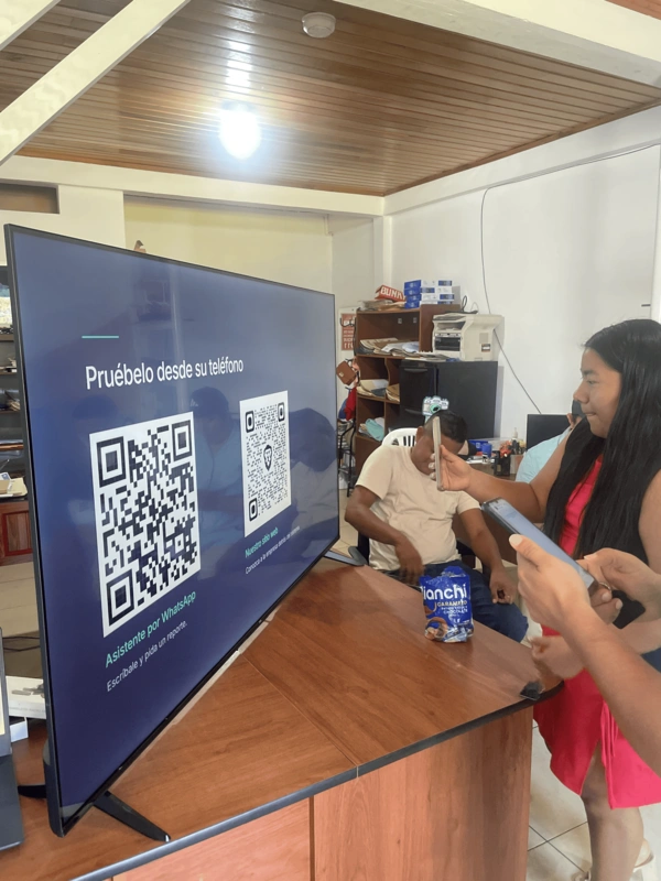 Socios escaneando el código QR para acceder al sistema