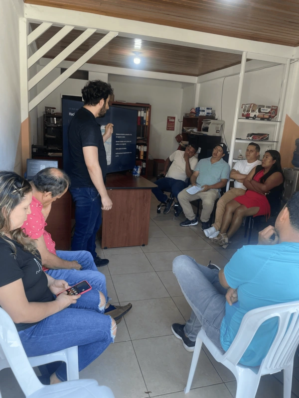 Socios de cooperativa asistiendo a una ponencia de Capinita